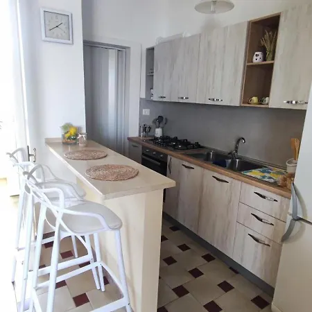 La Casa Gialla Vicino Le Spiagge Sabbiose * Torre San Giovanni Ugento