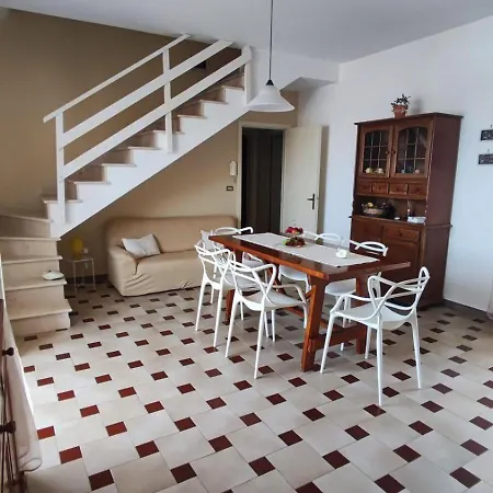 La Casa Gialla Vicino Le Spiagge Sabbiose *